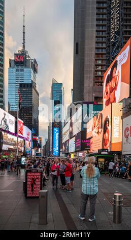 Times Square a New York è uno spettacolo urbano scintillante e iconico. Conosciuto come "il crocevia del mondo", questo vivace incrocio all'incrocio di BR Foto Stock