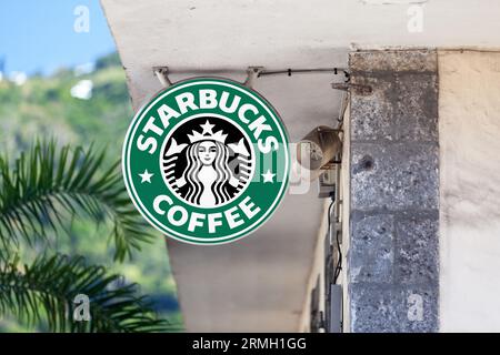Menton, Francia - 10 luglio 2015: Segno di Starbucks Corporation, una catena multinazionale americana di caffetterie e riserve di torrefazioni. Foto Stock