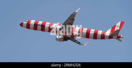 Tenerife, Spagna 2 agosto 2023. Airbus Airbus A321-211 della Condor Airlines. Condor Airlines vola nel cielo blu Foto Stock