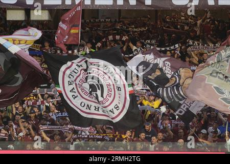 Salerno, Italia. 28 agosto 2023. Tifosi salernitani in serie A tra US Salernitana 1919 e Udinese calcio allo Stadio Arechi credito: Agenzia fotografica indipendente/Alamy Live News Foto Stock