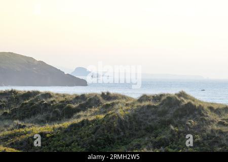 Tramonto sulle dune della spiaggia di Xago nelle Asturie Foto Stock
