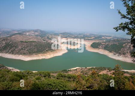 La vista del lago della diga di Kestel. Bergama, Türkiye. La vista del lago della diga di Kestel dal tempio di Traiano nell'antica città di Pergamo Foto Stock