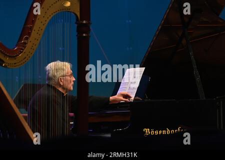 Ostrava, Repubblica Ceca. 28 agosto 2023. Compositore, pianista, educatore, organizzatore di eventi musicali Zygmunt Krauze in azione durante il concerto di Ostravska banda durante i giorni Ostrava Music of Today Festival a Ostrava, Repubblica Ceca, 28 agosto 2023. Crediti: Jaroslav Ozana/CTK Photo/Alamy Live News Foto Stock