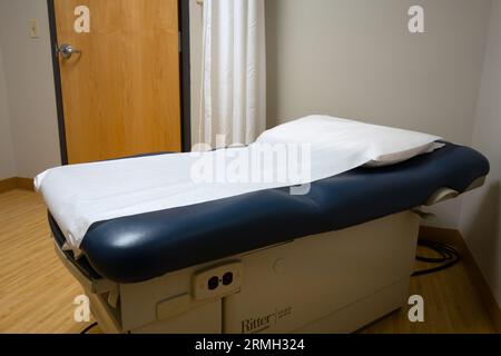 Un tavolo da esame nello studio di un medico. Foto Stock