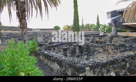 Vista delle fondamenta scavate di case e sinagoghe dell'antica città di Cafarnao in Israele Foto Stock