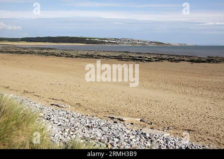 Ogmore in lontananza vista dalla spiaggia di Porthcawl Mid Glamorgan Galles Foto Stock