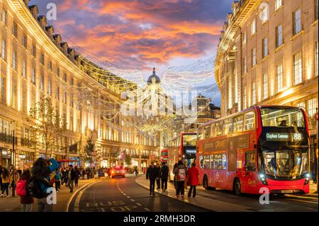 Londra, Regno Unito - 23 novembre 2022: Decoration Street a Londra nel periodo natalizio, Inghilterra Foto Stock