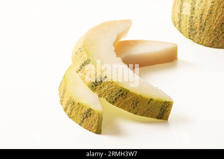 Primo piano a fette di melone e fette di melone su sfondo bianco. Foto Stock