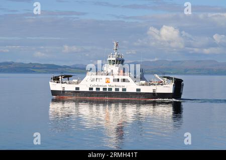 Da Claonaig a Lochranza, traghetto per auto e passeggeri, isola di Arran, Scozia. Il traghetto ha appena lasciato Lochranza. Agosto 2023 Foto Stock
