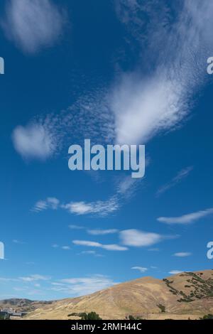 Nuvole e cielo blu sulle montagne di Salt Lake City, Utah. Foto Stock
