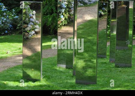 Riflessi della natura negli specchi del Brodick Garden, Isola di Arran, Scozia. Un'interpretazione moderna del cerchio di pietra neolitico Foto Stock