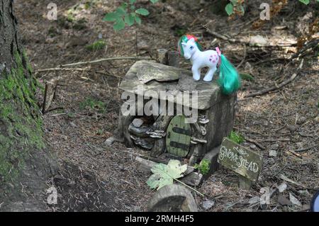 My Little Pony Figurine of Gusty the unicorn (1984) di Hasbro ambientato in un bosco circostante Foto Stock