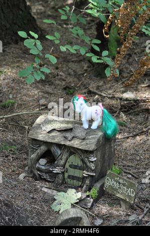 My Little Pony Figurine of Gusty the unicorn (1984) di Hasbro ambientato in un bosco circostante Foto Stock