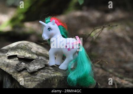 My Little Pony Figurine of Gusty the unicorn (1984) di Hasbro ambientato in un bosco circostante Foto Stock