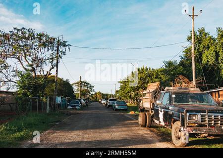 Un vecchio pick-up parcheggiato in una strada residenziale suburbana a Belmopan, la capitale del Belize Foto Stock