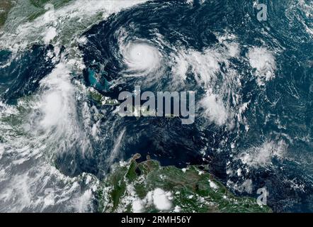 Miami, Stati Uniti. 28 agosto 2023. NOAA GEOS-East satellite che mostra l'uragano Franklin, il centro superiore, e la tempesta tropicale Idalia, a sinistra, mentre si muovono attraverso le regioni meridionali degli Stati Uniti e della regione caraibica, il 28 agosto 2023 nell'Oceano Atlantico. Franklin si aspetta di spostarsi a nord-est verso le Bermuda e Idalia si sposterà nel Golfo del Messico come un uragano e approderà vicino a Tampa. Credito: NESDIS/STAR/NOAA/Alamy Live News Foto Stock