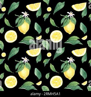 Acquerello senza cuciture limone, fette, fiore, foglie su sfondo nero, dipinto a mano in stile botanico, per le vacanze, matrimonio, food design Foto Stock