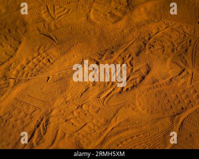 Alberi e vegetazione che coprono le sabbie rosse. Paesaggio astratto del canyon Rustler delle scogliere di moher. Colorado provenzale vicino a Roussillon, Francia meridionale. Rosso Foto Stock