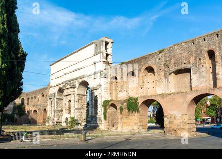 Roma, Lazio, Italia, porta maggiore o porta Prenestina, è una delle porte orientali delle antiche mura Aureliane del III secolo ben conservate. Foto Stock