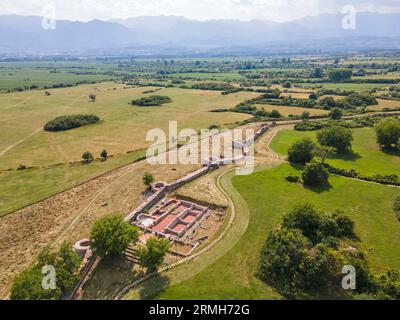 Veduta aerea delle rovine dell'antica città romana Nicopolis ad Nestum vicino alla città di Garmen, Regione di Blagoevgrad, Bulgaria Foto Stock