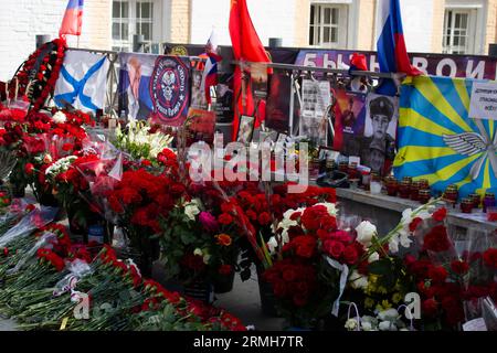 Mosca, Russia. 28 agosto 2023. Un memoriale informale per il leader Wagner Evgenij Prigozhin forma vicino alla Piazza Rossa nel centro di Mosca dopo la sua morte è stato ufficialmente confermato dalle autorità russe. Le autorità russe hanno ufficialmente confermato la morte di Evgenij Prigozhin, il capo dei mercenari Wagner. Il 23 agosto, Prigozhin morì a causa di un incidente aereo in Russia. Parlando di lui, Vladimir Putin ha detto: “Ha commesso alcuni gravi errori nella vita, ma ha anche raggiunto i risultati necessari”. Credito: SOPA Images Limited/Alamy Live News Foto Stock