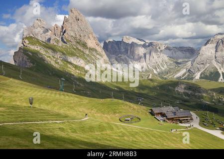 Vista verso sud-est da Seceda, Dolomiti, Italia. Foto Stock