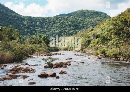 Rio on Pools, una cascata di acqua dolce naturale con piscine nuotabili, situata nella riserva forestale di Mountain Pine Ridge, Belize Foto Stock