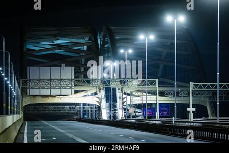 ROTTERDAM - il ponte Van Brienenoord è chiuso per lavori. Il traffico in entrambe le direzioni non può attraversarlo perché il ponte è in fase di lavorazione. Normalmente, circa 230.000 veicoli attraversano il vecchio ponte ogni giorno. ANP JEFFREY GROENEWEG netherlands Out - belgium Out Foto Stock