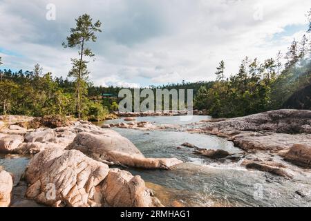 Rio on Pools, una cascata di acqua dolce naturale con piscine nuotabili, situata nella riserva forestale di Mountain Pine Ridge, Belize Foto Stock