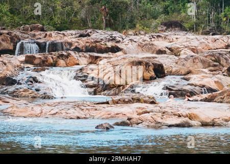 Rio on Pools, una cascata di acqua dolce naturale con piscine nuotabili, situata nella riserva forestale di Mountain Pine Ridge, Belize Foto Stock