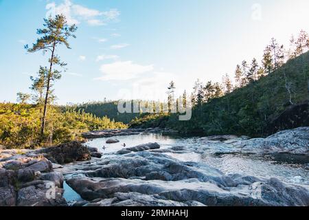 Rio on Pools, una cascata di acqua dolce naturale con piscine nuotabili, situata nella riserva forestale di Mountain Pine Ridge, Belize Foto Stock