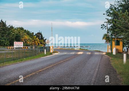 La segnaletica avverte i veicoli a motore di aerei a bassa quota all'aeroporto di Placencia, Belize Foto Stock