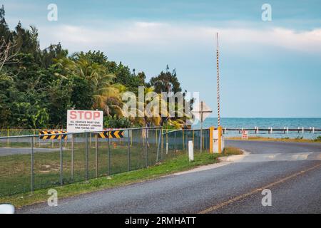 La segnaletica avverte i veicoli a motore di aerei a bassa quota all'aeroporto di Placencia, Belize Foto Stock