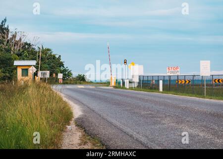 La segnaletica avverte i veicoli a motore di aerei a bassa quota all'aeroporto di Placencia, Belize Foto Stock