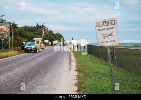 La segnaletica avverte i veicoli a motore di aerei a bassa quota all'aeroporto di Placencia, Belize Foto Stock