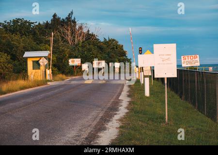 La segnaletica avverte i veicoli a motore di aerei a bassa quota all'aeroporto di Placencia, Belize Foto Stock