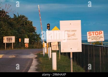 La segnaletica avverte i veicoli a motore di aerei a bassa quota all'aeroporto di Placencia, Belize Foto Stock