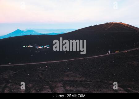 Tende e sentieri escursionistici sulla cima dell'Acatenango, un vulcano inattivo in Guatemala. Popolare tra i turisti che desiderano vedere l'adiacente e attivo Fuego Foto Stock