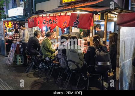 Giappone, Fukuoka, Hakata. Bancarelle serali lungo il fiume Hakata. Foto Stock