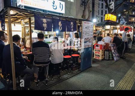 Giappone, Fukuoka, Hakata. Bancarelle serali lungo il fiume Hakata. Foto Stock