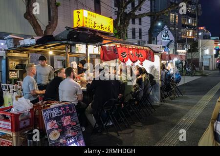 Giappone, Fukuoka, Hakata. Bancarelle serali lungo il fiume Hakata. Foto Stock