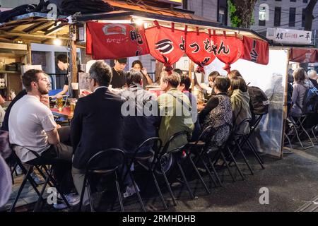 Giappone, Fukuoka, Hakata. Bancarelle serali lungo il fiume Hakata. Foto Stock