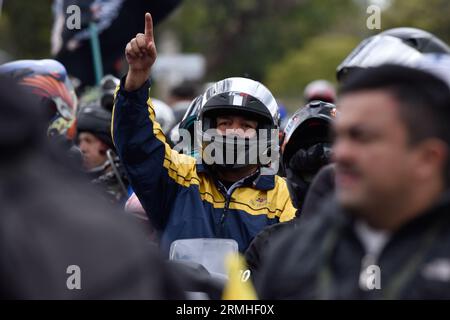 Bogotà, Colombia. 28 agosto 2023. I motociclisti prendono parte alle proteste contro l'aumento dei prezzi del carburante, a Bogotà, Colombia, il 28 agosto 2023. Foto di: Cristian Bayona/Long Visual Press Credit: Long Visual Press/Alamy Live News Foto Stock