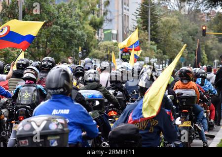 Bogotà, Colombia. 28 agosto 2023. I motociclisti prendono parte alle proteste contro l'aumento dei prezzi del carburante, a Bogotà, Colombia, il 28 agosto 2023. Foto di: Cristian Bayona/Long Visual Press Credit: Long Visual Press/Alamy Live News Foto Stock