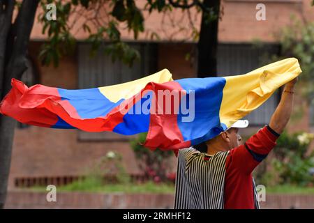 Bogotà, Colombia. 28 agosto 2023. Un dimostratore ondeggia una bandiera colombiana durante le proteste contro l'aumento dei prezzi del carburante, a Bogotà, in Colombia, il 28 agosto 2023. Foto di: Cristian Bayona/Long Visual Press Credit: Long Visual Press/Alamy Live News Foto Stock