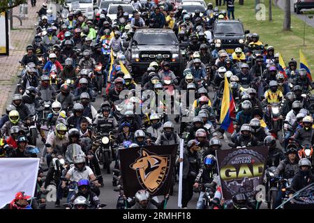 Bogotà, Colombia. 28 agosto 2023. I motociclisti prendono parte alle proteste contro l'aumento dei prezzi del carburante, a Bogotà, Colombia, il 28 agosto 2023. Foto di: Cristian Bayona/Long Visual Press Credit: Long Visual Press/Alamy Live News Foto Stock