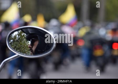 Bogotà, Colombia. 28 agosto 2023. I motociclisti prendono parte alle proteste contro l'aumento dei prezzi del carburante, a Bogotà, Colombia, il 28 agosto 2023. Foto di: Cristian Bayona/Long Visual Press Credit: Long Visual Press/Alamy Live News Foto Stock