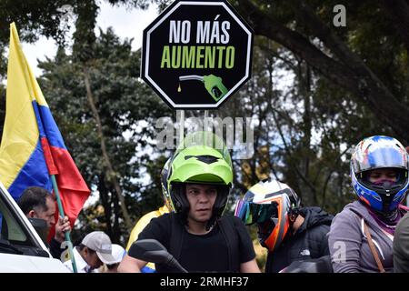 Bogotà, Colombia. 28 agosto 2023. Un uomo tiene un segno contro l'aumento del prezzo del carburante durante le proteste contro l'aumento dei prezzi del carburante, a Bogotà, in Colombia, il 28 agosto 2023. Foto di: Cristian Bayona/Long Visual Press Credit: Long Visual Press/Alamy Live News Foto Stock