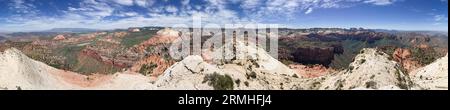 Panorama paesaggistico a 360 gradi dalla cima del South Guardian Angel nello Zion National Park nello Utah Foto Stock