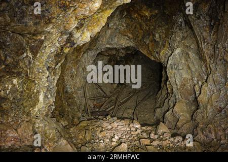 adit in una vecchia miniera di tungsteno nelle Tungsten Hills in California Foto Stock